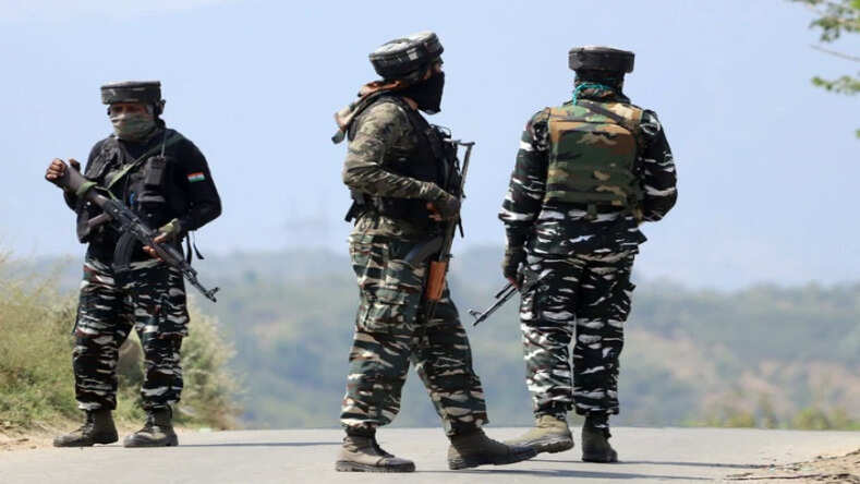 Srinagar News: पुलवामा में आतंकवादी ने सीआरपीएफ जवान से छीनी राइफल