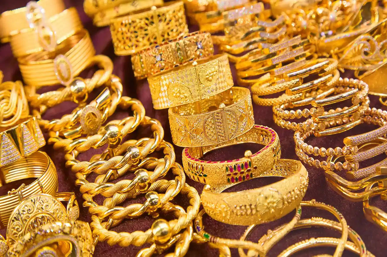 Gold Price Today: नए साल में 8127 रुपये सस्ता मिल रहा है सोना, यहां जानें 14 से 24 कैरेट का ताजा भाव