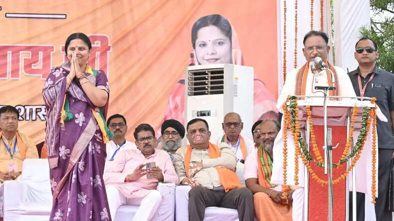 Chhattisgarh News: सीएम विष्णुदेव साय ने रूपकुमारी चौधरी के लिए मांगे वोट, महासमुंद लोकसभा में किया चुनाव प्रचार