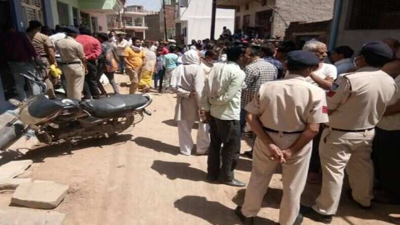 पत्नी, बेटे और बेटी की गला काटकर हत्या कर दी, खुद भी फांसी लगाकर जान दी