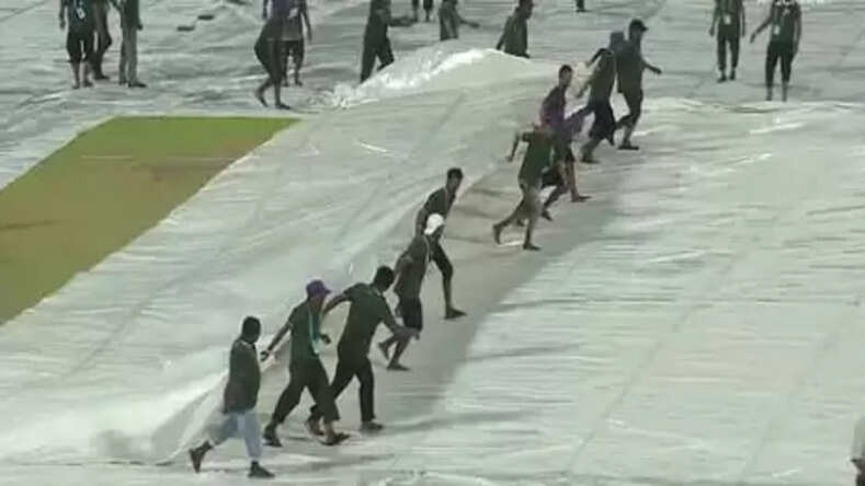 KKR vs MI, IPL 2024: कोलकाता में बारिश रुकी, टॉस में हो रही देरी, थोड़ी देर बाद होगा निरीक्षण