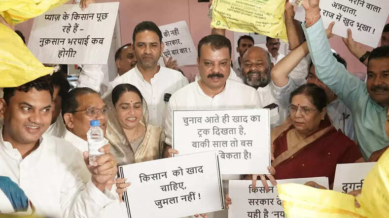 खाद संकट को लेकर विधानसभा परिसर में कांग्रेस विधायकदल का जोरदार प्रदर्शन