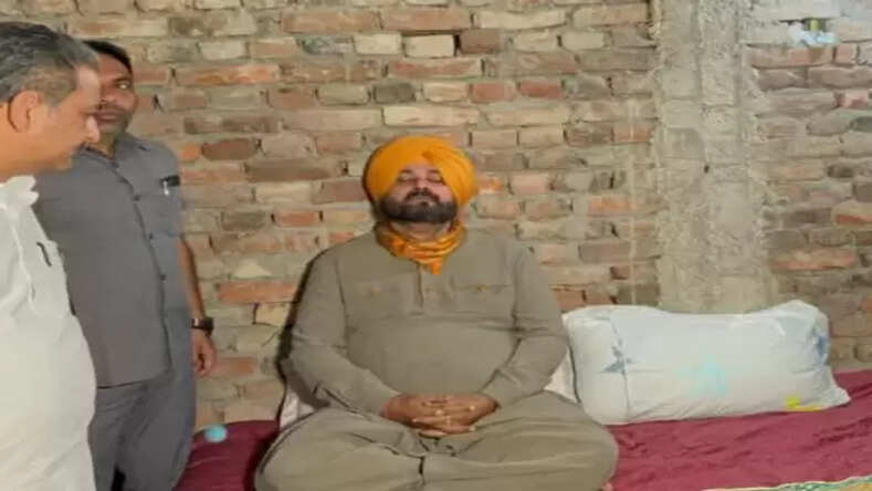 लखीमपुर आरोपी आशीष की गिरफ्तारी न होने पर सिद्धू का मौन अनशन जारी, लिखकर दे रहे हैं सवालों का जवाब