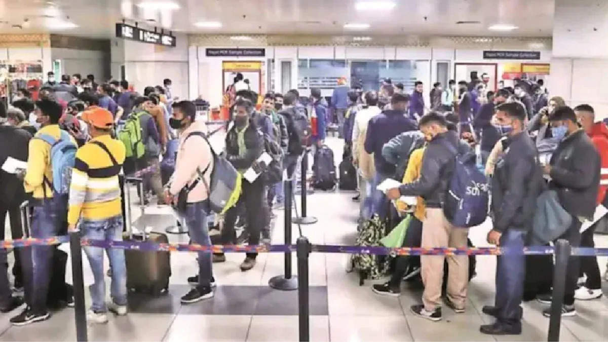 Delhi Airport: दिल्ली एयरपोर्ट पर भीड़ को लेकर आज गृह मंत्रालय में हाईलेवल मीटिंग, CISF जवानों की संख्या बढ़ाने पर हो सकता है फैसला