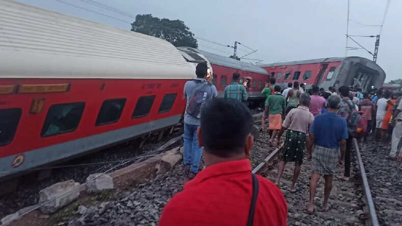 झारखंड में बड़ा ट्रेन हादसा; हावड़ा मुंबई एक्सप्रेस के 18 डिब्बे पटरी से उतरे, 2 की मौत, कई घायल