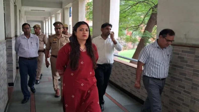 Gautam Buddha Nagar News: जनपद के 40 परीक्षा केंद्रों पर प्रथम दिन की प्रारंभिक अर्हता परीक्षा सकुशल हुई संपन्न