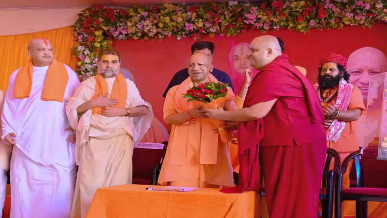  संतों से भेंट कर दिगंबर अखाड़ा परंपरा को बताया संस्कृति की धरोहर, श्रद्धालुओं में दौरे को लेकर दिखी प्रसन्नता