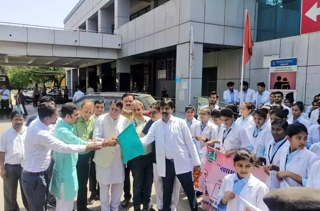 स्वास्थ्य मन - स्वास्थ्य तन अभियान की रैली को विधायक पीसी शर्मा ने हरी झंडी दिखाकर रवाना किया