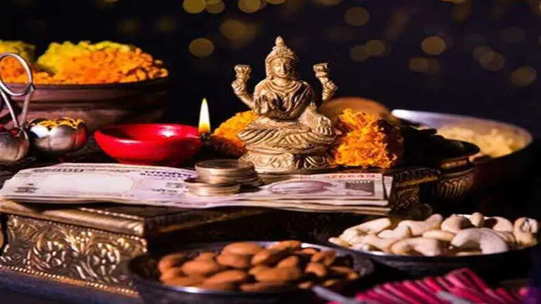 Diwali Puja: लक्ष्मी जी की पूजा के लिए दिवाली की थाली में कुछ खास होती इन चीजों की आवश्यकता जिससे माता लक्ष्मी होती हैं प्रसन्न