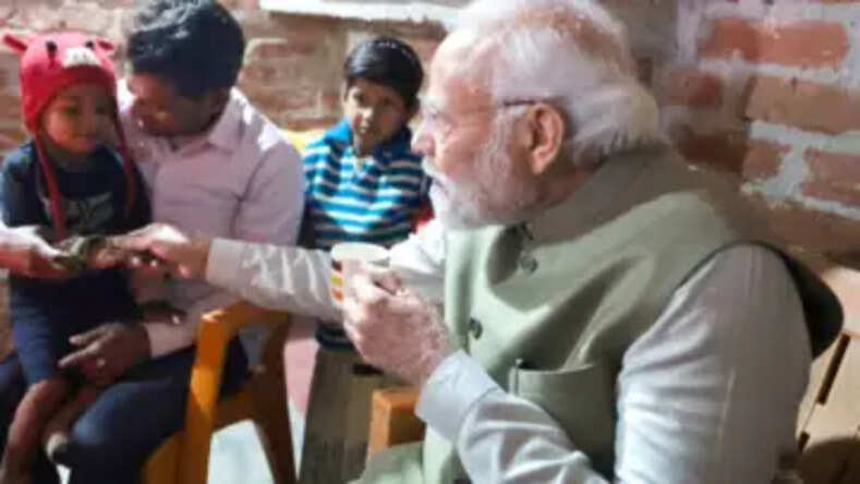 अयोध्या में उज्जवला योजना की लाभार्थी मीरा माझी के घर पहुंचे पीएम नरेन्द्र मोदी
