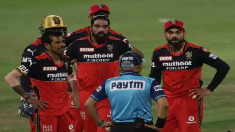 IPL 2021: मैच के दौरान अंपायरों से भिड़ गए विराट कोहली, फिर हरभजन ने बैंगलोर के कप्तान को गले से लगाया