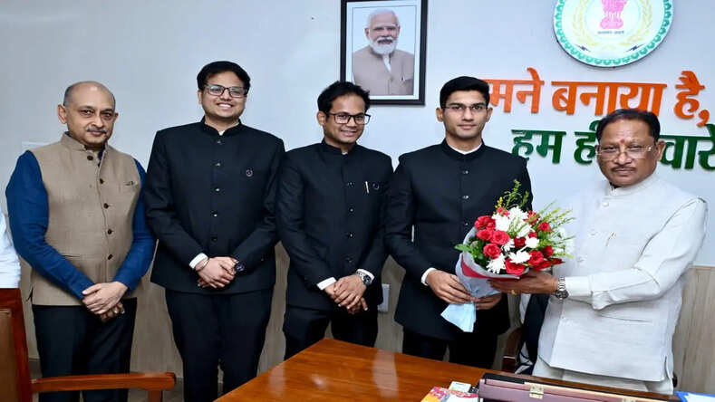 संवेदनशीलता, निष्पक्षता और समर्पण के साथ अपने दायित्वों का करें निर्वहन : मुख्यमंत्री&nbsp;