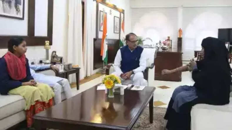 MP में बीजेपी को वोट देने पर देवर ने पीटा, महिला से मिलकर बोले शिवराज सिंह- मेरी बहन चिंता...