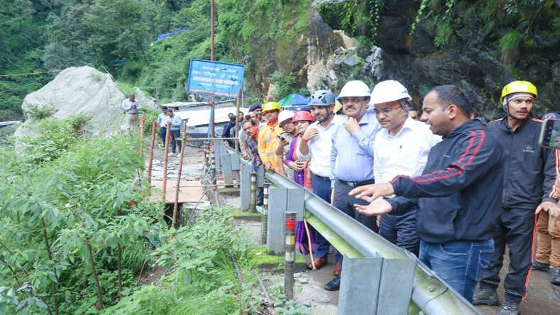 Uttarakhand: आपदा सचिव रंजीत कुमार सिन्हा ने गौरीकुंड में हुए भूस्खलन और आपदा का लिया जायजा