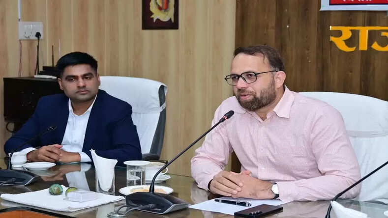 CG News: शासन की योजनाओं के बेहतरीन क्रियान्वयन के लिए टीम करे अच्छा कार्य : कलेक्टर जितेन्द्र  यादव