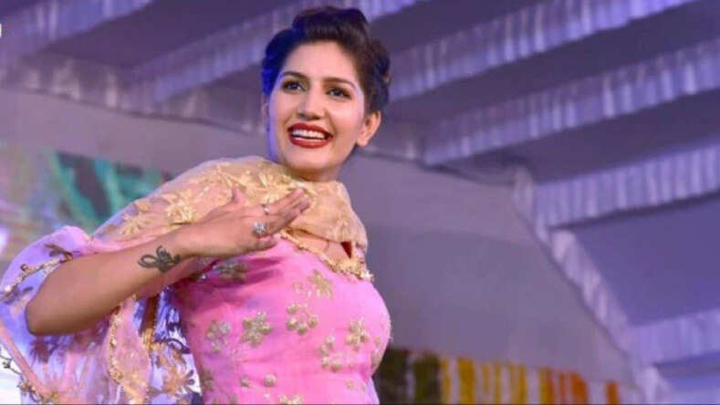 स्टेज पर Sapna Choudhary ने लगाए जबरदस्त ठुमके