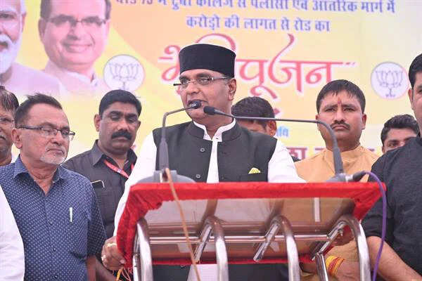 Bhopal: चिकित्सा शिक्षा मंत्री कैलाश सारंग ने किया करोड़ों की लागत के विकास कार्यों का भूमि-पूजन