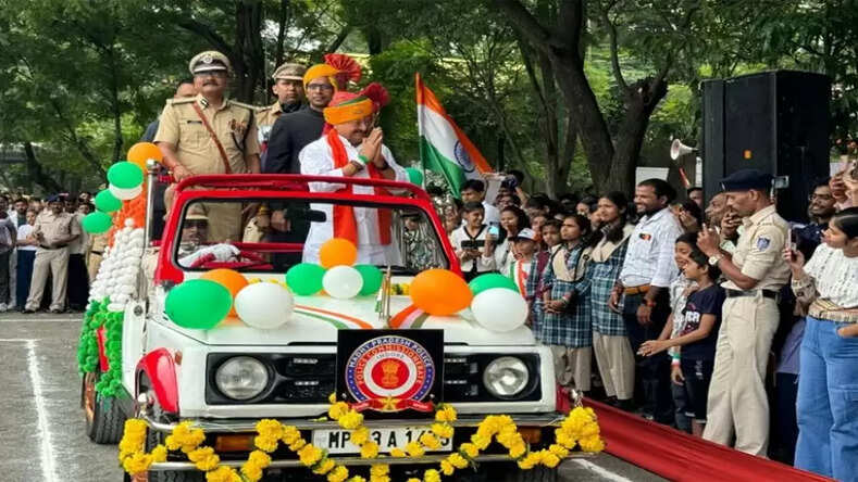 आवास मंत्री कैलाश विजयवर्गीय ने फहराया राष्ट्रध्वज, परेड की सलामी ली।