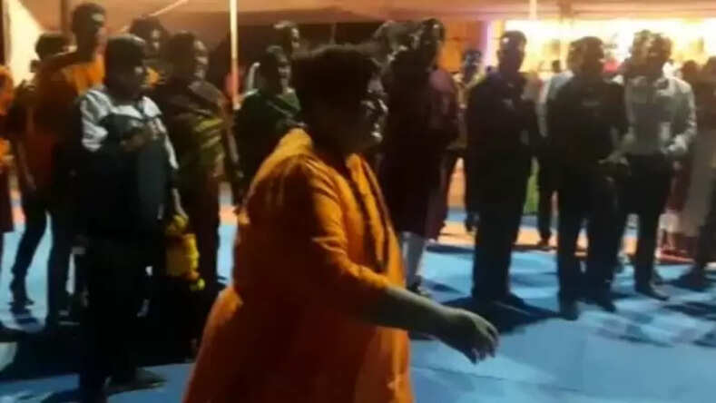 MP: से भाजपा सांसद साध्वी प्रज्ञा ने खेली कबड्डी, कांग्रेस ने पूछा 'NIA' में अगली पेशी कब