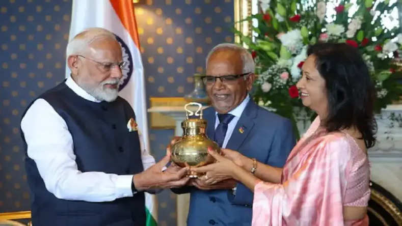  मॉरीशस के राष्ट्रपति धरम गोखूल को महाकुंभ का पवित्र गंगा जल प्रधानमंत्री नरेंद्र मोदी ने किया भेंट