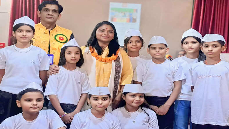  हिंदी प्रेम की मशाल थामे युवा पीढ़ी को जागरूक कर रहे हैं पंडित साहित्य चंचल