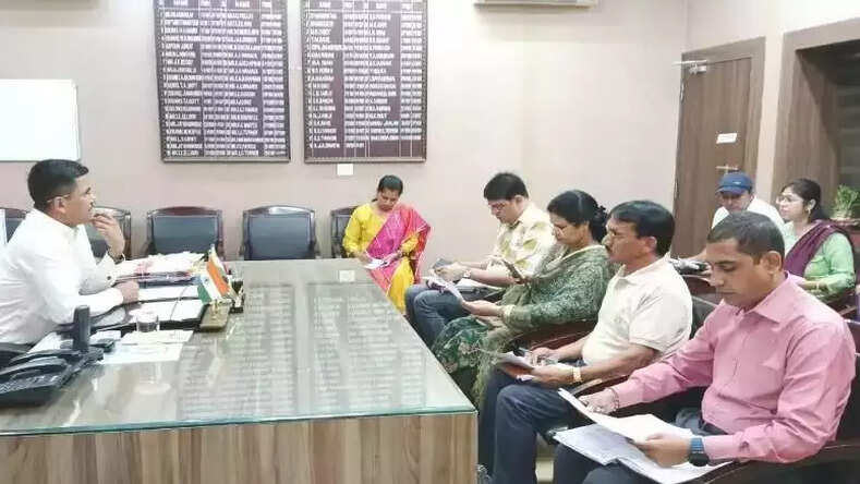 Chhattisgarh News: कृषि समितियों से खाद-बीज उठाने में किसानों को न हो परेशानी : कलेक्टर