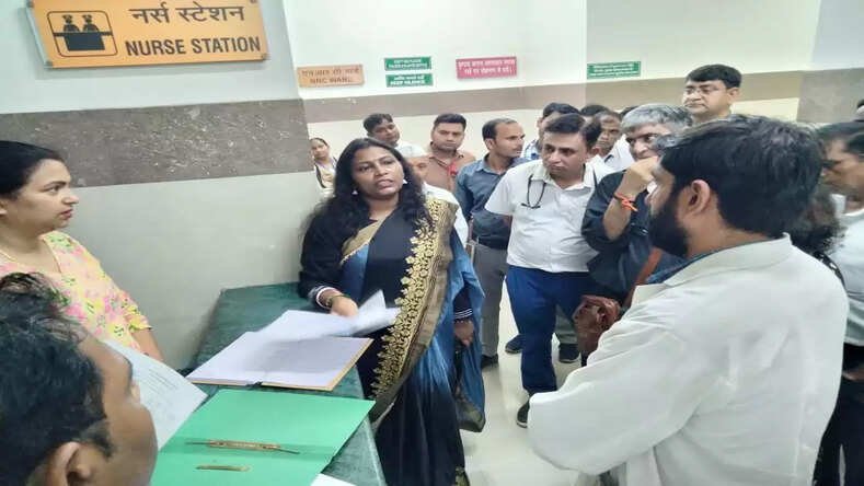 मण्डलायुक्त मेरठ मंडल मेरठ ने शनिवार सामुदायिक स्वास्थ्य केंद्र भंगेल नोएडा का औचक रूप से किया स्थलीय निरीक्षण