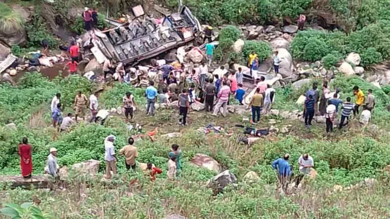 खाई में गिरी बारातियों से भरी बस 25 की मौत