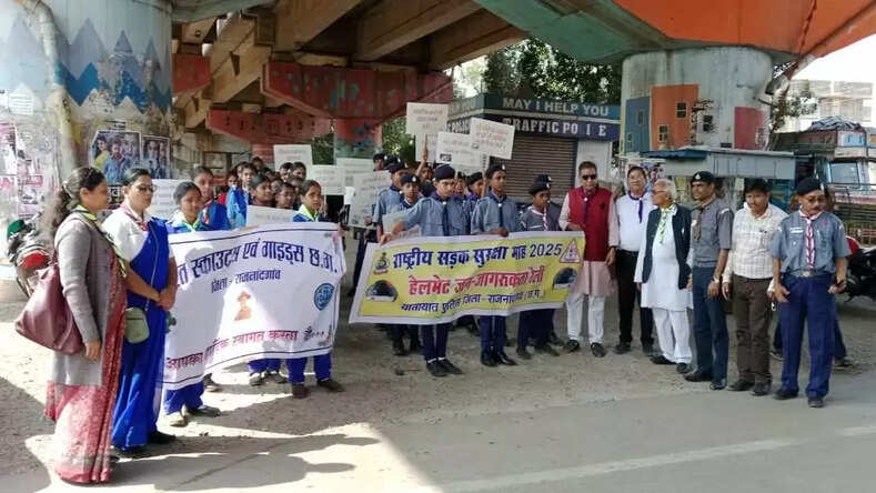 Rajnandgaon: राष्ट्रीय यातायात सड़क सुरक्षा माह के तहत स्काउट-गाइड रोवर रेंजर द्वारा निकाली गई यातायात एवं हेलमेट जागरूकता रैली