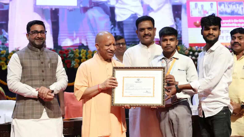 मुख्यमंत्री योगी आदित्यनाथ ने दीपावली से पूर्व 10 लाख से अधिक विद्यार्थियों को डीबीटी के माध्यम से वितरित की छात्रवृत्ति