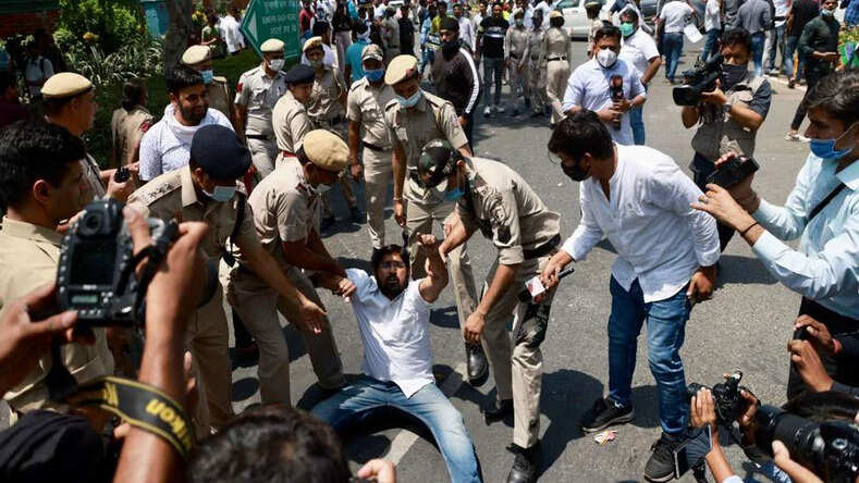  केंद्रीय गृहमंत्री अमित शाह के आवास के बाहर, जिग्नेश मेवानी की गिरफ्तारी के खिलाफ युवा कांग्रेस का प्रदर्शन