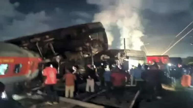 Tamil Nadu Train Accident: तमिलनाडु में खड़ी मालगाड़ी से टकराई बागमती एक्सप्रेस ट्रेन, पार्सल कोच में लगी आग