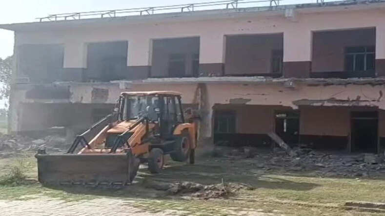 UP के फर्रुखाबाद में चला सरकारी बुलडोजर, आलीशान बारात घर ध्वस्त, ये रही वजह 