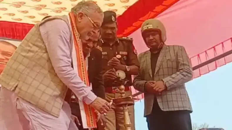 UP News: वित्त मंत्री खन्ना ने सड़क सुरक्षा पखवाड़े का किया शुभारंभ, नियमों का पालन करने की दिलाई शपथ