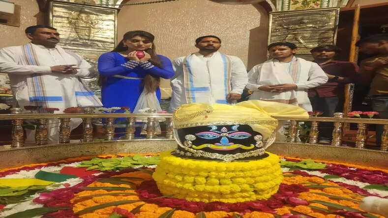 उर्वशी रौतेला ने महाशिवरात्रि के शुभ अवसर पर हरियाणा के तारा बाबा कुटिया मंदिर में महादेव का आशीर्वाद लिया!