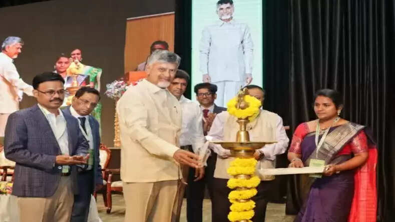 Hon'ble CM Sri Nara Chandrababu Naidu lighting the lamp at the Green Hydrogen Summit 2025