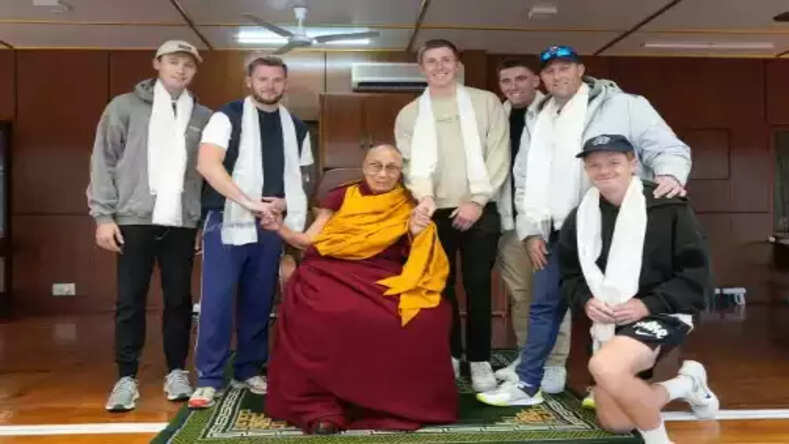 धर्मगुरु दलाई लामा से धर्मशाला टेस्ट से पहले इंग्लैंड टीम के खिलाड़ियों ने लिया आशीर्वाद