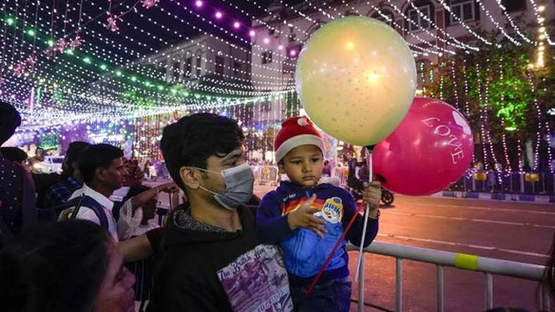 Karnataka: कर्नाटक सरकार ने कोरोना के बढ़ते खतरे को देख मास्क किया अनिवार्य, रात 1 बजे तक मना सकते हैं नए साल का जश्न