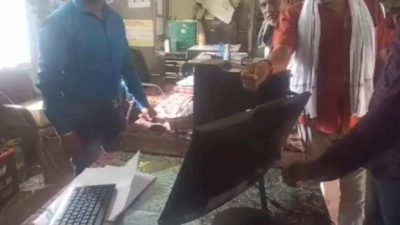 MP News: रायसेन में सुहागन को दी जा रही थी विधवा पेंशन, गुस्साए पति ने दफ्तर में किया हंगामा, तोड़े कंप्यूटर