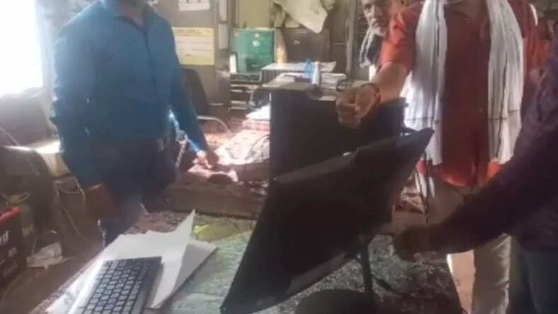 MP News: रायसेन में सुहागन को दी जा रही थी विधवा पेंशन, गुस्साए पति ने दफ्तर में किया हंगामा, तोड़े कंप्यूटर