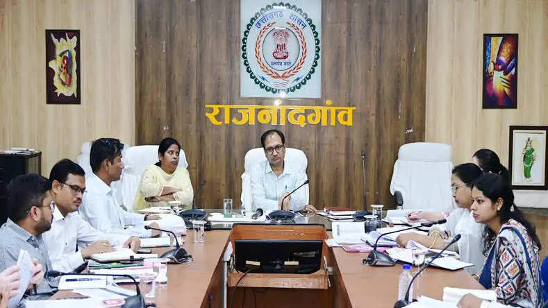 राजस्व अधिकारी अपनी जिम्मेदारी और दायित्वों को अच्छी तरह से समझें - कलेक्टर