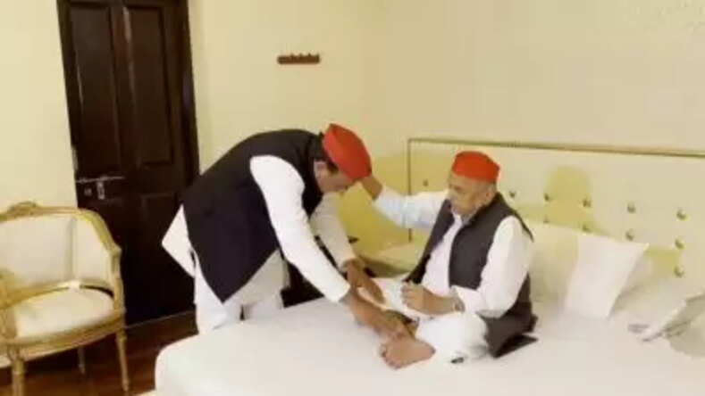 समाजवादी यात्रा निकालने से पहले अखिलेश ने लिया मुलायाम का आशीर्वाद
