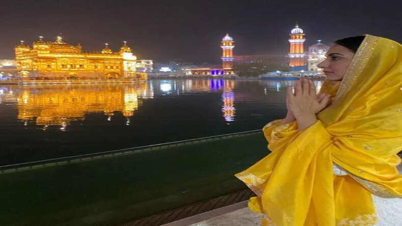 कियारा आडवाणी 'आरसी 15' की शूटिंग अमृतसर में राम चरण के साथ कर रही, स्वर्ण मंदिर पहुंच माथा टेका