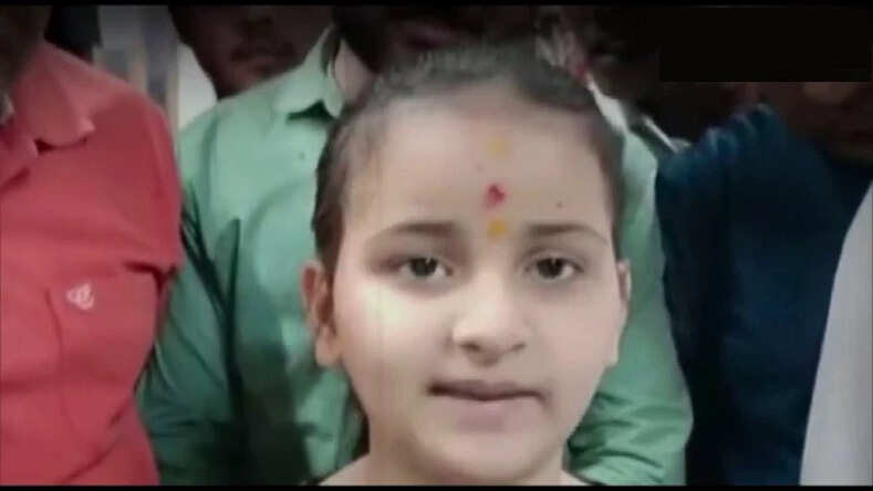सांसद नवनीत राणा और विधायक रवि राणा की 8 वर्षीय बेटी आरोही राणा ने अपने माता-पिता की रिहाई के लिए किया हनुमान चालीसा का पाठ