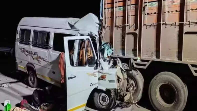Maharashtra News: समृद्धि एक्सप्रेस वे पर बड़ा हादसा, कंटेनर से भिड़ी मिनी बस, 12 की मौत
