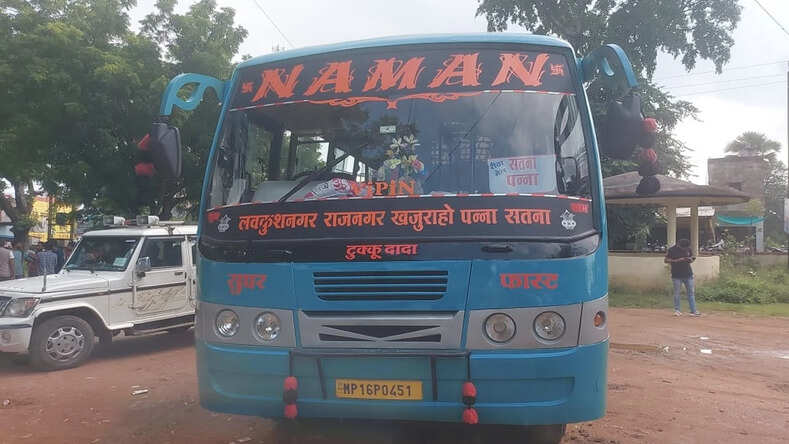 MP News: छतरपुर में यात्री बनकर बस में चढ़े बदमाश, कट्टा दिखाकर यात्रियों को लूटा