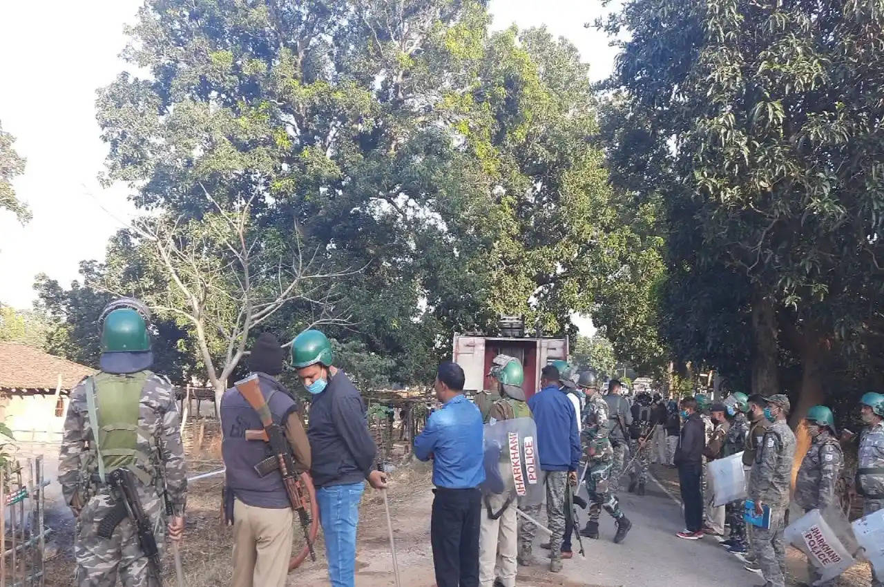 Jharkhand News: धार्मिक पेड़ काटने के आरोप में एक व्यक्ति को भीड़ ने पीट-पीट कर मार डाला