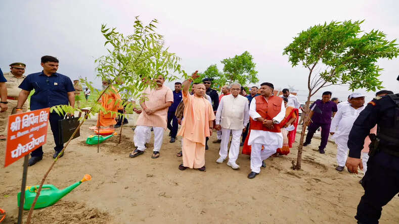  पौधरोपण महाभियान धरती माता के प्रति कृतज्ञता ज्ञापित करने का महायज्ञ: सीएम योगी