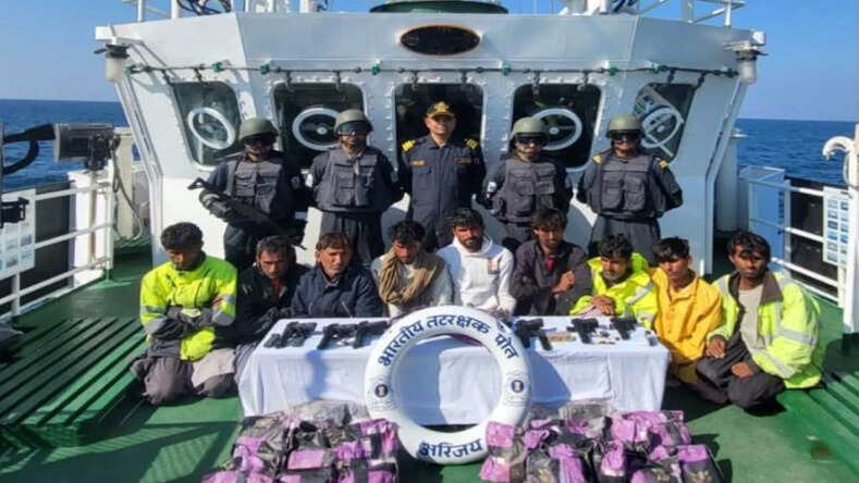 Gujarat: गुजरात में 300 करोड़ रुपये की ड्रग्स जब्त, 10 पाकिस्तानी तस्कर हथियारों के साथ गिरफ्तार