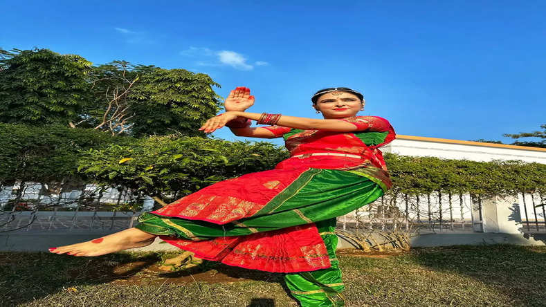 अभिनेत्री मधुरिमा तुली को नृत्य करने में खुशी मिलती है, हमें 'राधा कैसे ना जले' पर उनके प्रदर्शन की एक सुंदर झलक देखने को मिली!